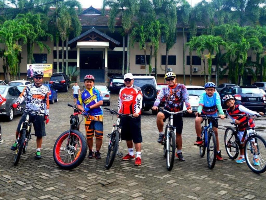Augusta Pelabuhan Ratu Hotel Sukabumi Buitenkant foto