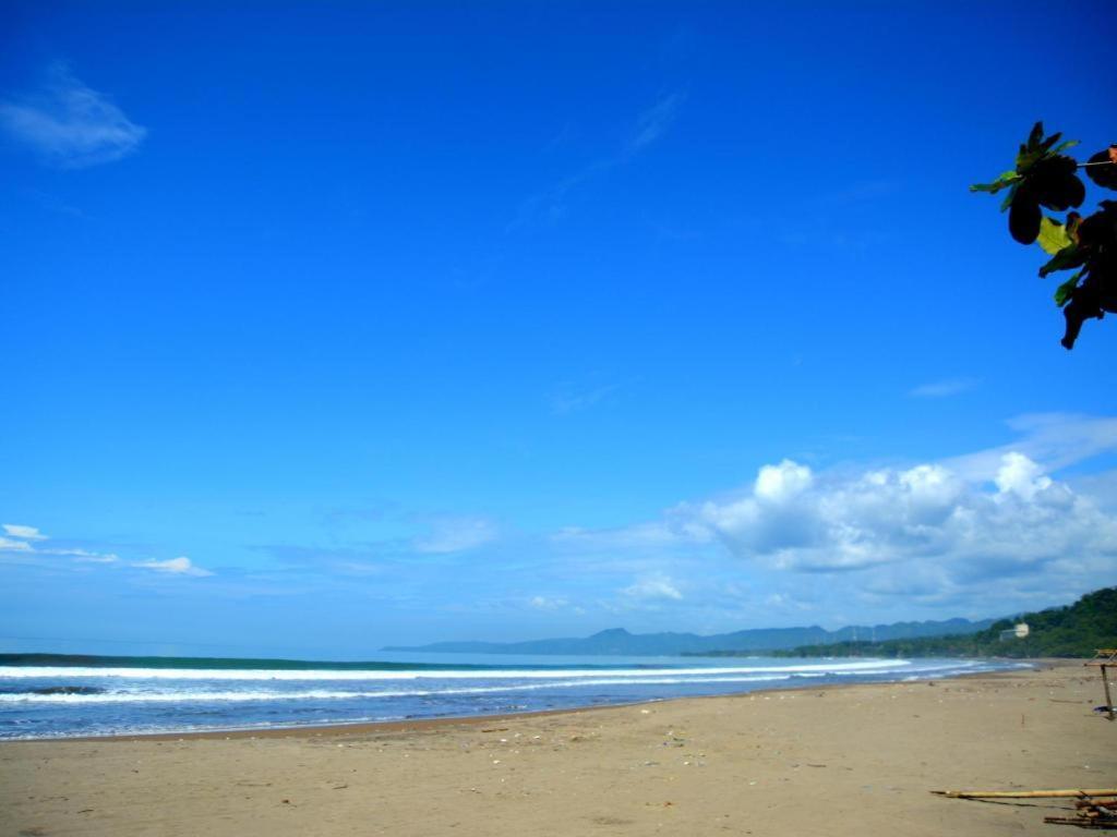 Augusta Pelabuhan Ratu Hotel Sukabumi Buitenkant foto