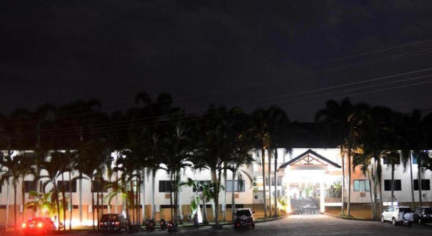 Augusta Pelabuhan Ratu Hotel Sukabumi Buitenkant foto