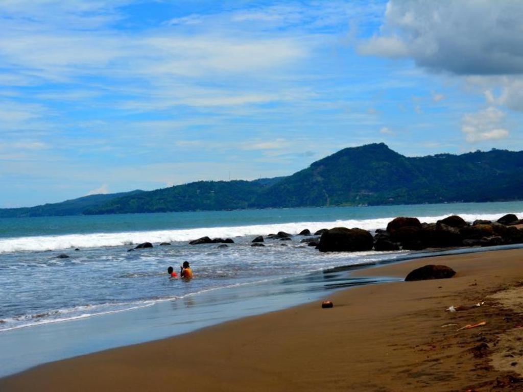 Augusta Pelabuhan Ratu Hotel Sukabumi Buitenkant foto